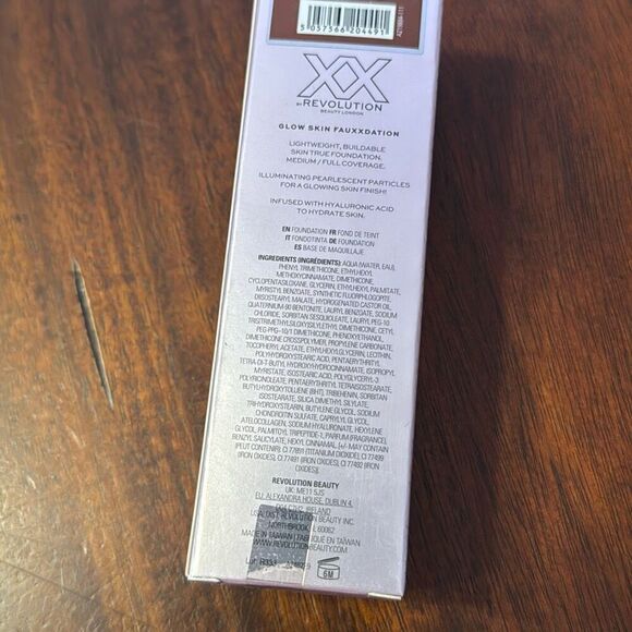 Revolution Glow Skin Luminous Foundation FX 13.7 Dark Skin Yellow Undertone - Picture 3 of 4